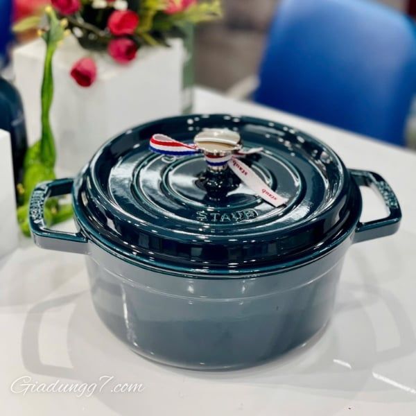 Nồi gang Staub 22cm màu Xanh Lamer lý tưởng cho các món chiên xào, tươi ngon, vàng ruộm