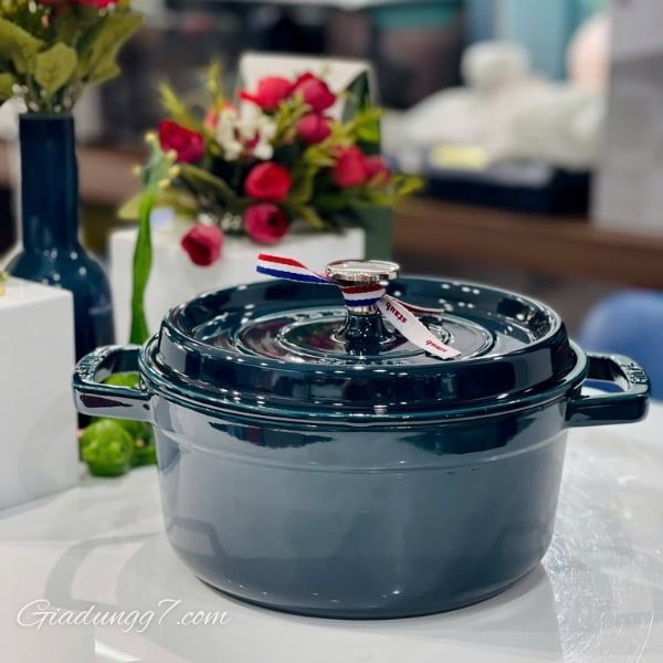 Nồi gang Staub Lamer 22cm màu Xanh cổ vịt đều được làm bằng gang và tráng men bên trong và bên ngoài.
