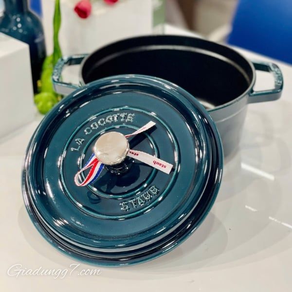 Nồi gang Staub Lamer 22cm màu Xanh cổ vịt đều được làm bằng gang và tráng men bên trong và bên ngoài.
