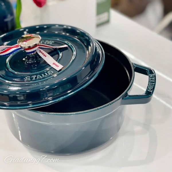 Nồi gang Staub Lamer 22cm màu Xanh cổ vịt đều được làm bằng gang và tráng men bên trong và bên ngoài.