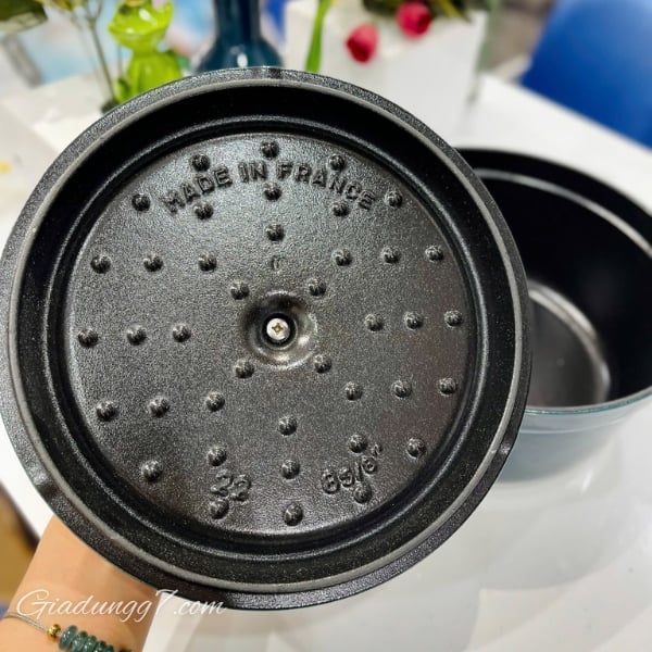 Nồi gang Staub Lamer 22cm màu Xanh cổ vịt có Nắp tự đục lỗ mưa