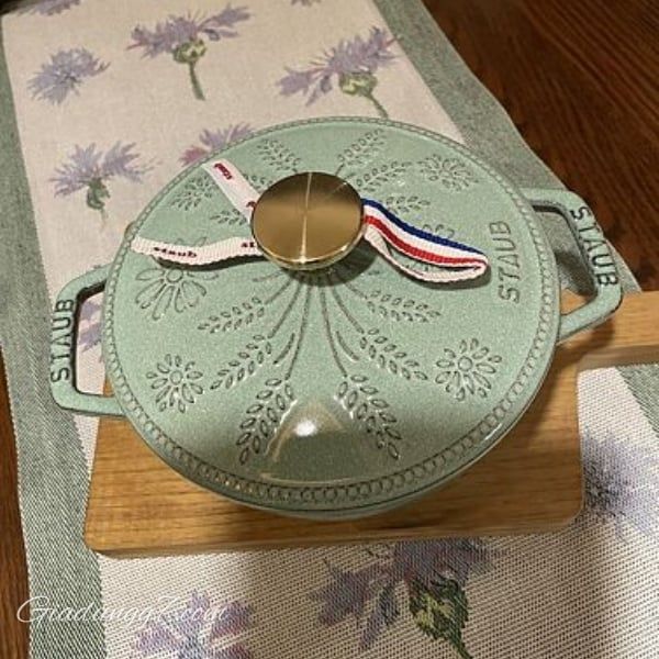 Nồi gang Staub Margaret Campagne 16cm 1.1L Dùng cho 1-2 món ăn kèm, 1 cốc cơm hoặc nồi cho một người.
