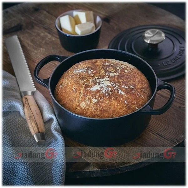 Nồi gang tròn Le Creuset Signature 24cm màu đen lý tưởng để chiên, đun sôi và nấu ăn