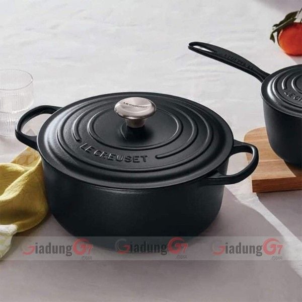 Nồi gang tròn Le Creuset Signature 24cm màu đen Dung tích 4.2L dùng cho 4-6 người ăn