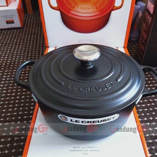Nồi gang tròn Le Creuset Signature 24cm màu đen - Thiết kế bằng gang tráng men lưu giữ nhiệt cao giúp cho thức ăn luôn nóng hổi.