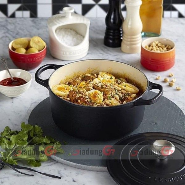 Nồi gang tròn Le Creuset Signature 24cm màu đen đảm bảo phân phối nhiệt tốt khắp chảo, nhờ đó bạn cũng có thể chế biến món hầm thơm ngon ở nhiệt độ thấp