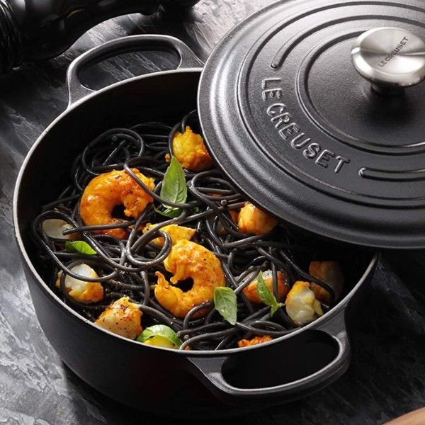 Nồi gang tròn Le Creuset Signature 24cm màu đen là một tác phẩm ẩm thực cổ điển.