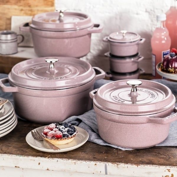 Nồi gang tròn Staub 16cm bằng gang tráng men có thể tích 1,2 lít.