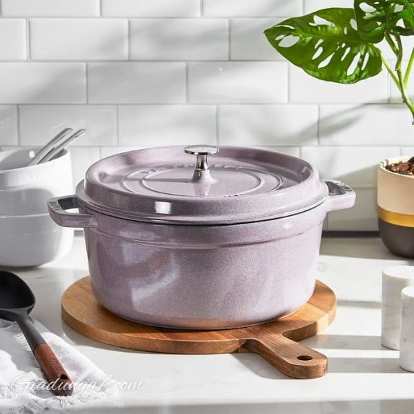 Nồi gang tròn Staub 16cm, 1.2L lý tưởng cho các món chiên xào, tươi ngon, vàng ruộm,