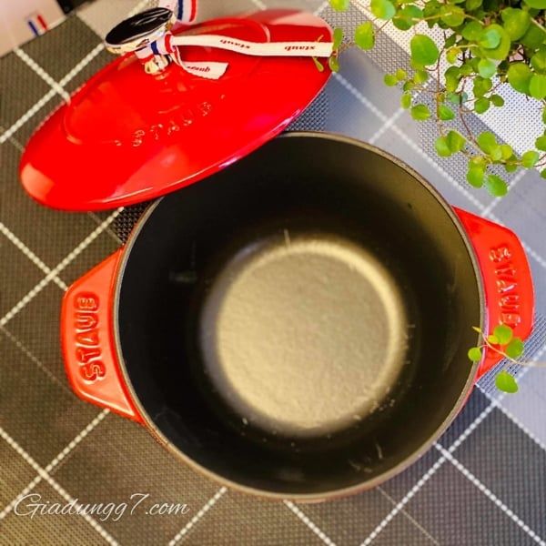 Nồi gang tròn Staub Gohan Chistera 16cm 1.75L sản xuất tại Pháp