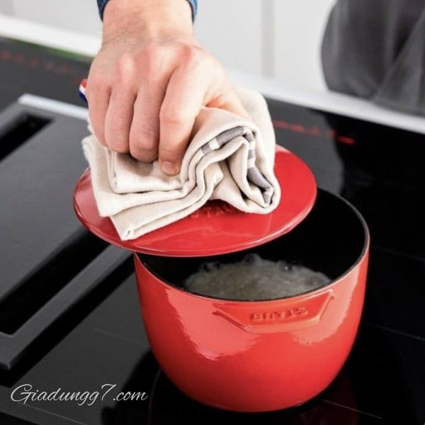 Nồi gang tròn Staub Chistera 16cm 1.75L Kết cấu bằng gang đảm bảo phân bổ nhiệt đều và giữ ẩm tuyệt vời