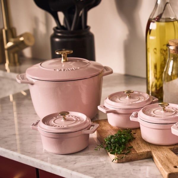 Nồi gang tròn Staub Chistera 16cm 1.75L Kết cấu bằng gang đảm bảo phân bổ nhiệt đều và giữ ẩm tuyệt vời