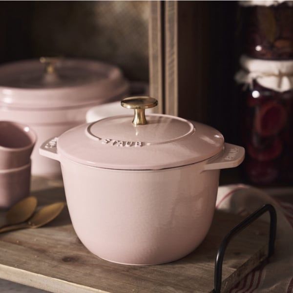 Nồi gang tròn Staub Chistera 16cm 1.75L - Màu Hồng có hình dạng vừa phải để khuấy món cơm risotto cho đến khi sánh mịn