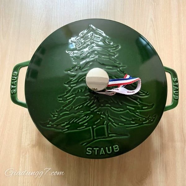 Nồi gang tròn Staub Christmas 24cm Giúp phân phối nhiệt đều và giữ nhiệt lâu dài.