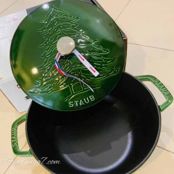 Nồi gang tròn Staub Christmas nắp hình họa cây thông màu xanh húng quế Gang tráng men dễ vệ sinh và không cần tẩm ướp gia vị