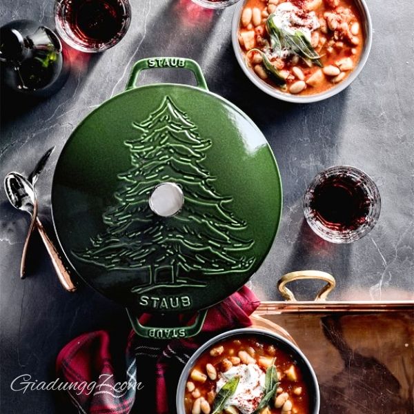 Nồi gang tròn Staub Christmas nắp hình họa cây thông màu xanh húng quế lý tưởng cho việc sử dụng hàng ngày