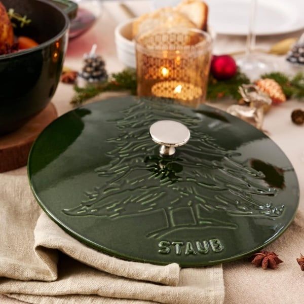 Nồi gang tròn Staub Christmas 24cm Giúp phân phối nhiệt đều và giữ nhiệt lâu dài.