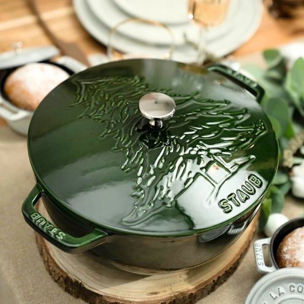 Nồi gang tròn Staub Christmas Tay Nghề Thủ Công Tinh Xảo