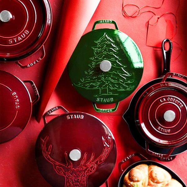 Nồi gang tròn Staub Christmas 24cm Giúp phân phối nhiệt đều và giữ nhiệt lâu dài.