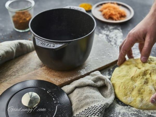 Nồi gang tròn Staub Gohan Chistera 16cm 1.75L - Màu Đen Gang tráng men cho độ bền cao hơn