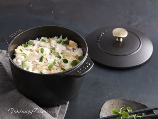 Nồi gang tròn Staub Gohan Chistera 16cm 1.75L Kết cấu bằng gang đảm bảo phân bổ nhiệt đều và giữ ẩm tuyệt vời