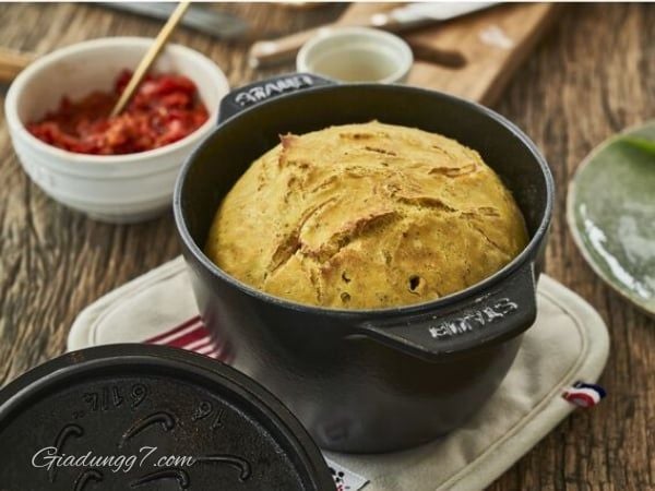 Nồi gang tròn Staub Gohan Chistera 16cm 1.75L - Màu Đen cổ điển kết hợp kỹ thuật thủ công truyền thống với chức năng hiện đại để mang đến trải nghiệm độc đáo.