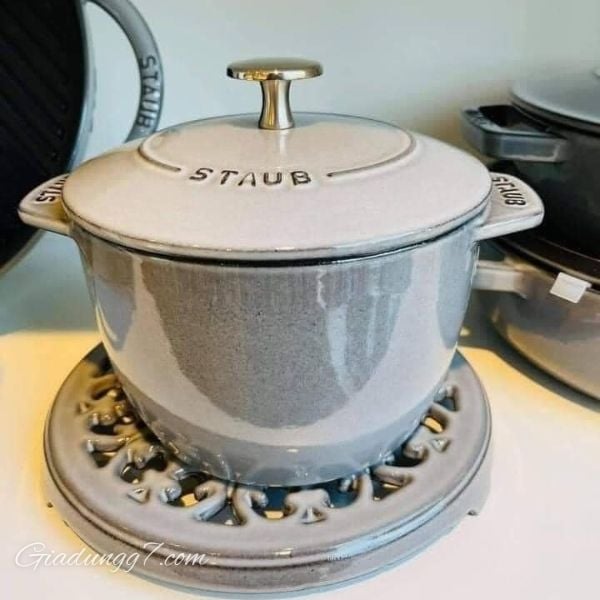 Nồi gang tròn Staub Chistera 16cm 1.75L Kết cấu bằng gang đảm bảo phân bổ nhiệt đều và giữ ẩm tuyệt vời