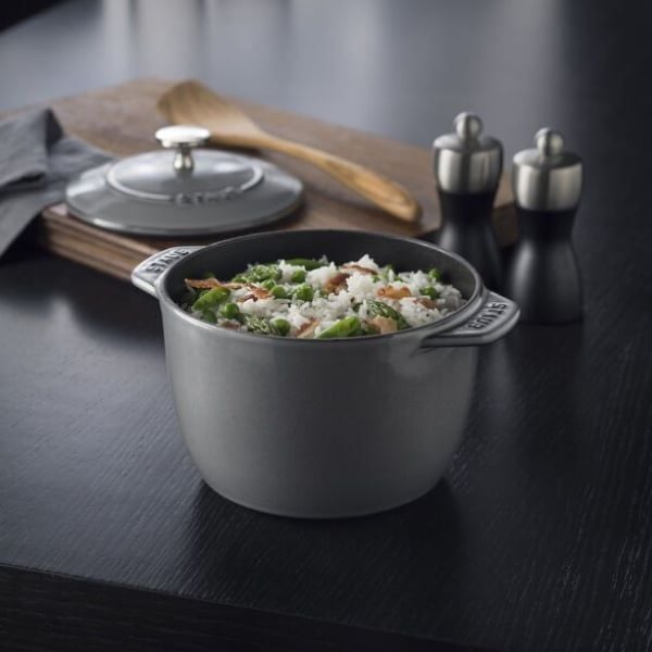 Nồi gang tròn Staub Gohan Chistera 16cm 1.75L Gang tráng men cho độ bền cao hơn