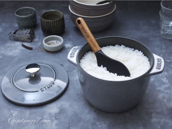 Nồi gang tròn Staub Gohan Chistera 16cm 1.75L - Màu Ghi Xám cổ điển kết hợp kỹ thuật thủ công truyền thống với chức năng hiện đại để mang đến trải nghiệm độc đáo
