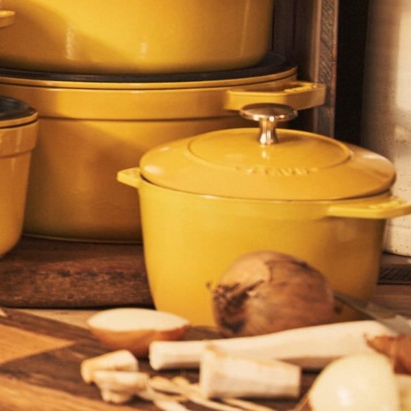 Nồi gang tròn Staub Chistera 16cm 1.75L - Màu Vàng chanh được làm từ gang đúc chất lượng cao, chống trầy xước và sứt mẻ tốt, dễ vệ sinh và có tuổi thọ cao