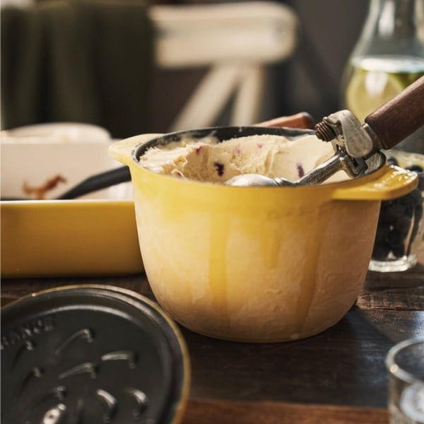 Nồi gang tròn Staub Chistera 16cm 1.75L - Màu Vàng chanh Gang tráng men cho độ bền cao hơn