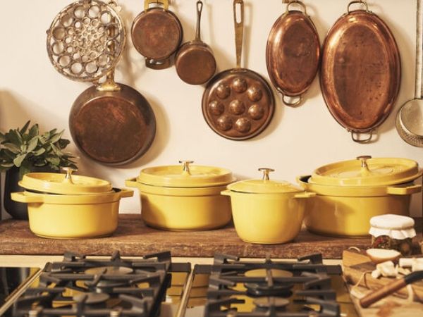 Nồi gang tròn Staub Chistera 16cm 1.75L - Màu Vàng chanh Kết cấu bằng gang đảm bảo phân bổ nhiệt đều và giữ ẩm tuyệt vời