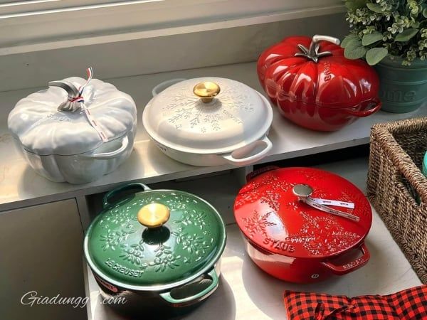 Nồi gang tròn Staub hoa tuyết 24cm 3.7L Được làm bằng gang, thích hợp làm nồi hầm và nồi hầm