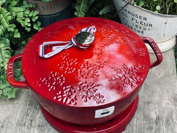Nồi gang tròn Staub hoa tuyết 24cm 3.7L màu đỏ là một vật dụng tuyệt đẹp để tạo không khí mùa đông.