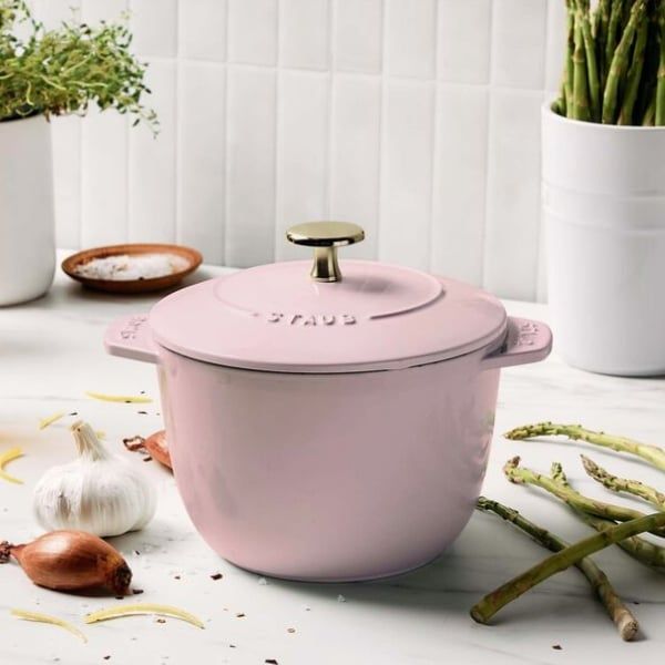 Nồi gang tròn Staub Chistera 16cm 1.75L Kết cấu bằng gang đảm bảo phân bổ nhiệt đều và giữ ẩm tuyệt vời