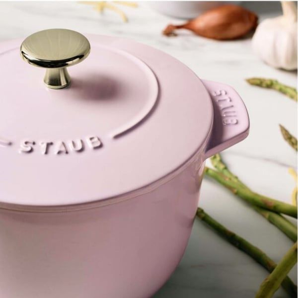 Nồi gang tròn Staub Chistera 16cm 1.75L Kết cấu bằng gang đảm bảo phân bổ nhiệt đều và giữ ẩm tuyệt vời