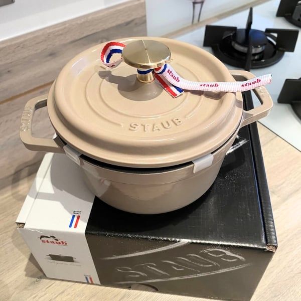 Hộp đựng Nồi gang tròn Staub Sesame 24cm