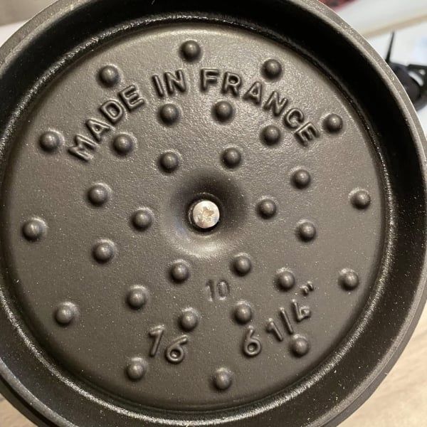 Nồi gang tròn Staub Sesame 24cm Nắp tự đục lỗ mưa