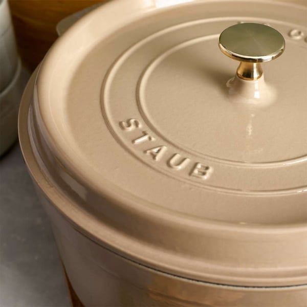 Nồi gang tròn Staub Sesame 24cm Staub dẫn đầu công nghệ gang tráng men