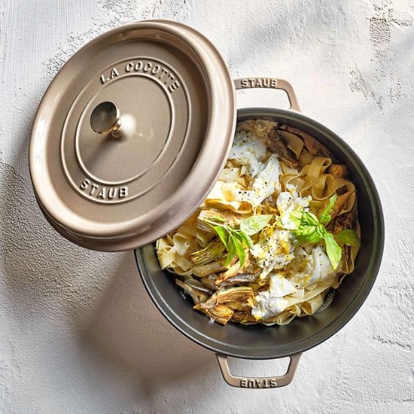 Nồi gang tròn Staub Sesame 24cm tuyệt vời nhất cho các món ninh hầm, nhờ giữ nhiệt và giữ ẩm rất tốt.