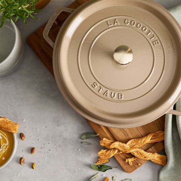 Nồi gang tròn Staub Sesame 24cm Lớp tráng men bền bỉ, chống dính