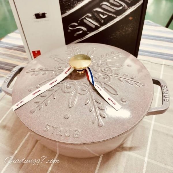 Nồi gang tròn Staub Winter Essential 24cm 3.6L Tay Nghề Thủ Công Tinh Xảo