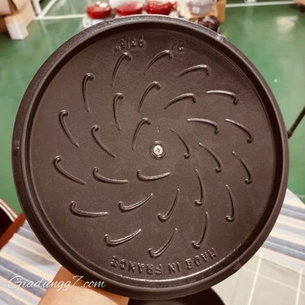 Nồi gang tròn Staub Winter Essential 24cm 3.6L Nắp Nồi Chistera Với Cấu Trúc Giọt Tiên Tiến