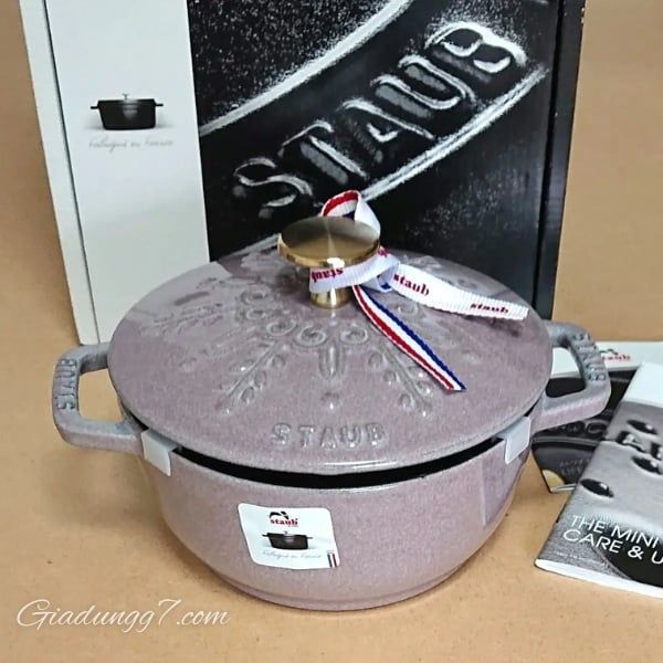 Nồi gang tròn Staub Winter Essential 24cm 3.6L Lựa Chọn Hoàn Hảo Cho Mọi Bữa Ăn
