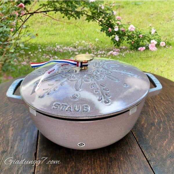 Nồi gang tròn Staub Winter Essential 24cm 3.6L Sự Kết Hợp Hoàn Hảo Giữa Thiết Kế Tinh Tế và Hiệu Suất Nấu Nướng Vượt Trội