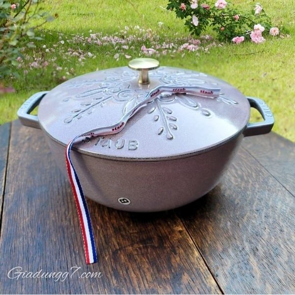 Nồi gang tròn Staub Winter Essential 24cm 3.6L Tay Nghề Thủ Công Tinh Xảo