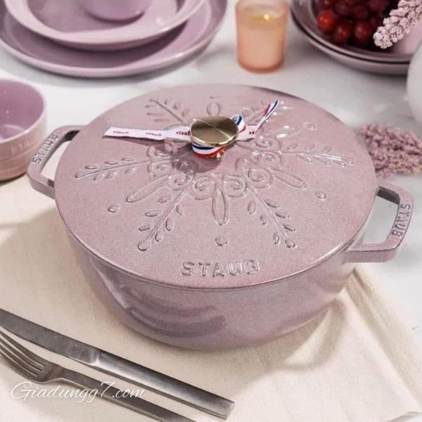 Nồi gang tròn Staub Winter Essential 24cm 3.6L kiểu Pháp với nắp hình bông tuyết là một vật dụng tuyệt đẹp để tạo không khí mùa đông.