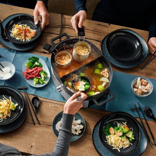 Nồi lẩu hấp WMF Lono Hot Pot & Steam có sức chứa lớn, lý tưởng cho 6 người.