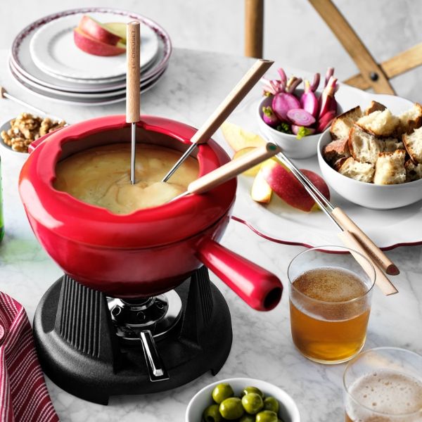 Nồi lẩu Le Creuset Fondue 2L 0273 là sự lựa chọn hoàn hảo để tổ chức những đêm tiệc