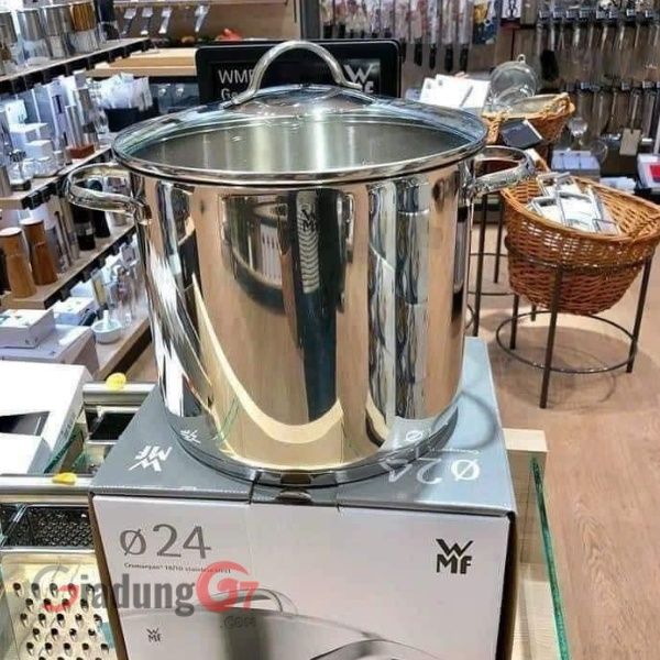 Nồi luộc gà WMF Provence 8.8L đường kính 24 cm với thể tích 8,8 lít phù hợp với những bữa tiệc đông người đặt biệt dành cho ngày tết để luộc gà, ninh măng, có thể luộc ngan, gà vịt to